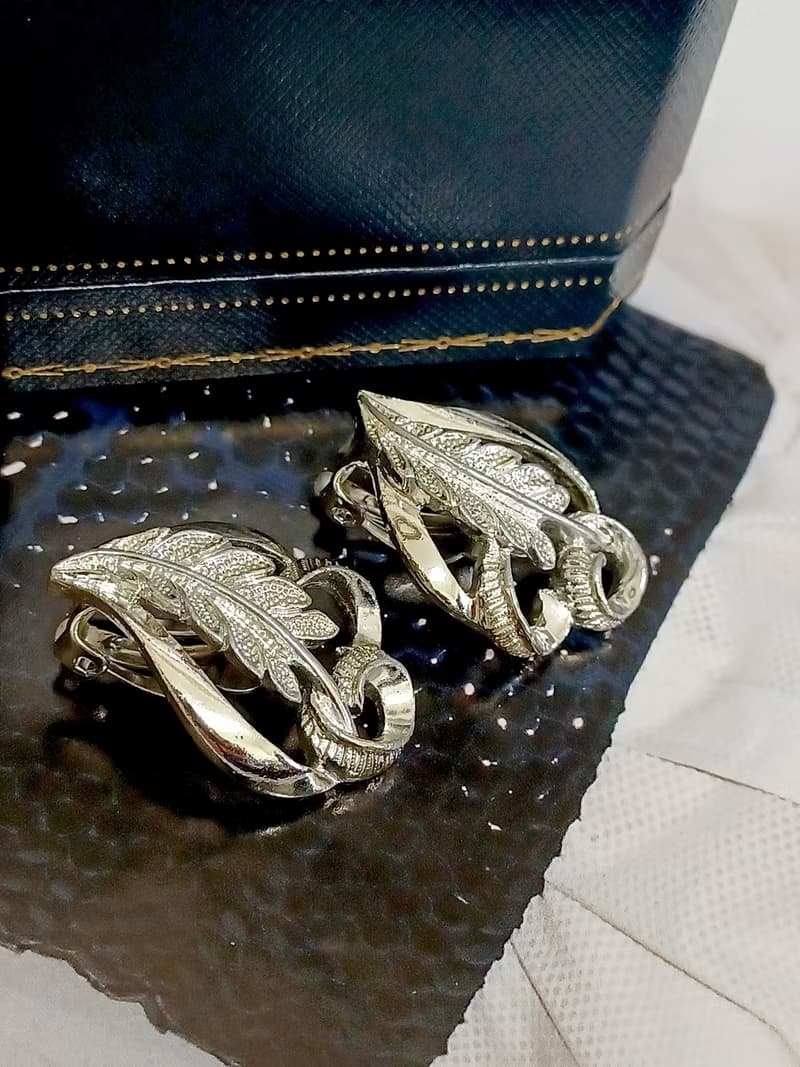 vintage jewelry  古董亮銀葉形夾式耳環