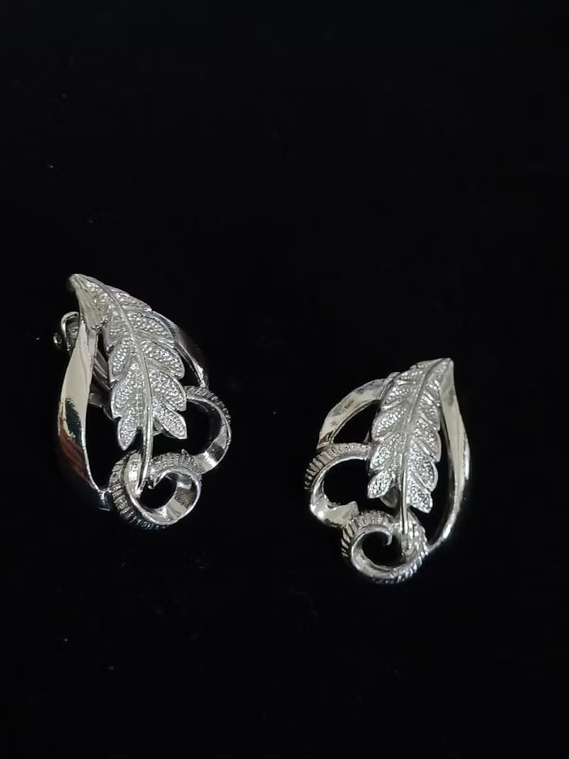 vintage jewelry  古董亮銀葉形夾式耳環