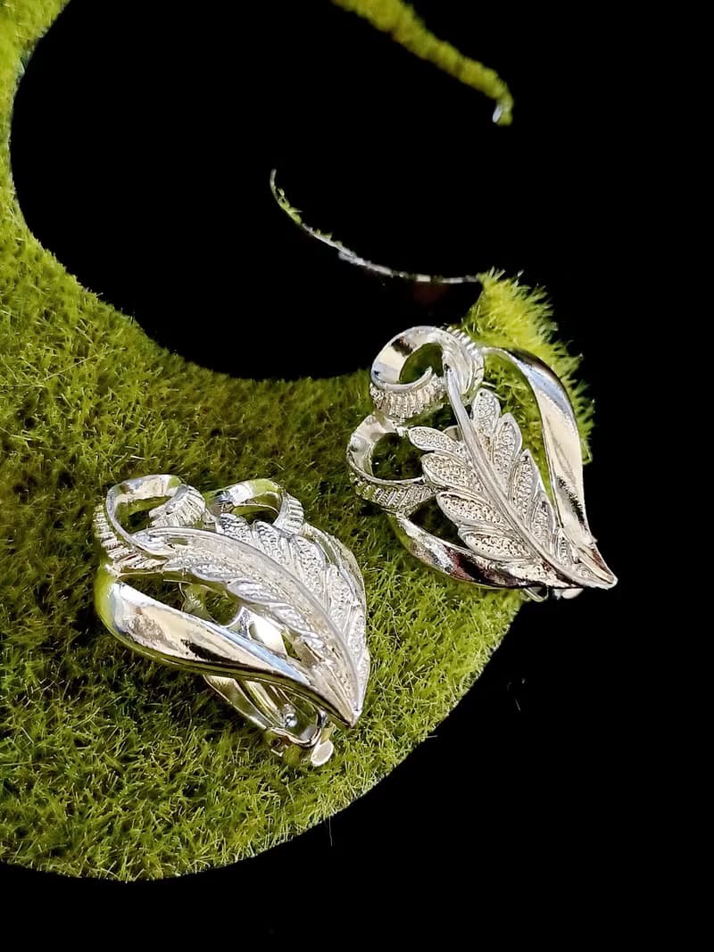 vintage jewelry  古董亮銀葉形夾式耳環