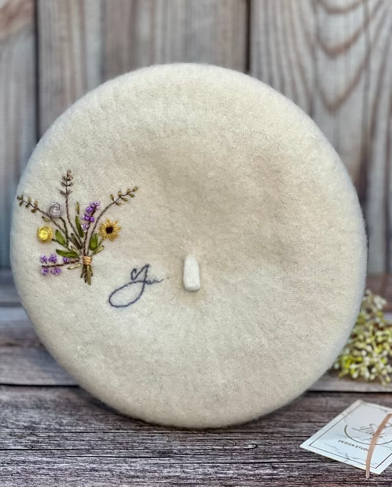 原創設計新款羊毛手工刺繡帽子。