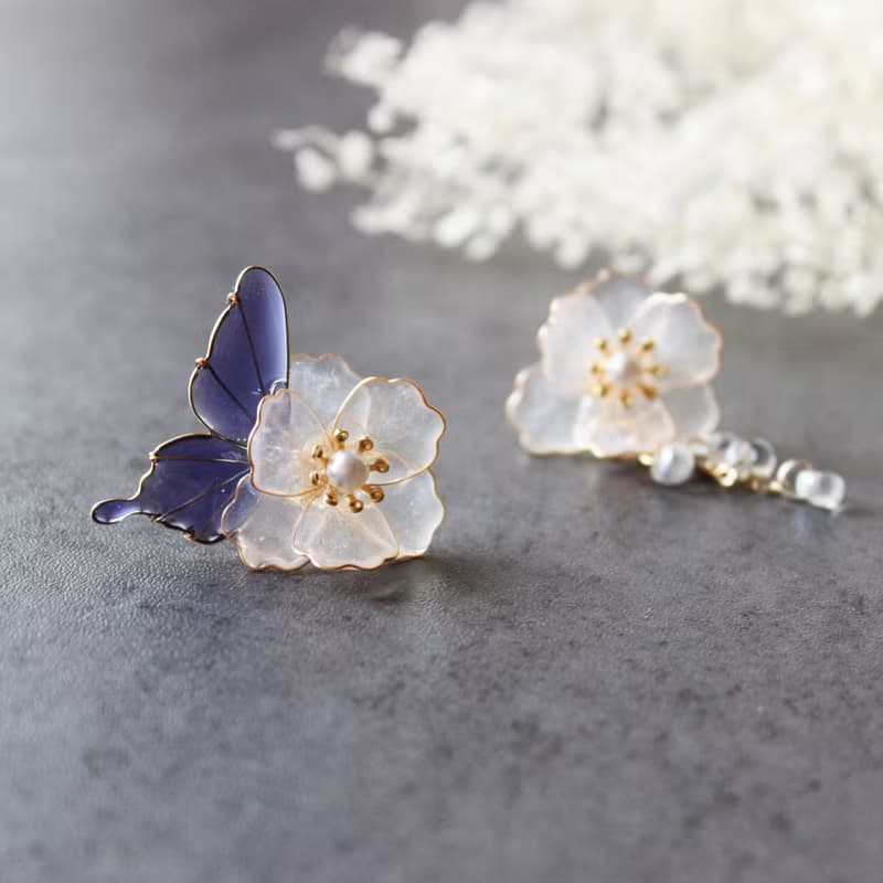 【晨白耳環】 不對稱耳環 蝴蝶 手工銅線樹脂 耳環/耳夾