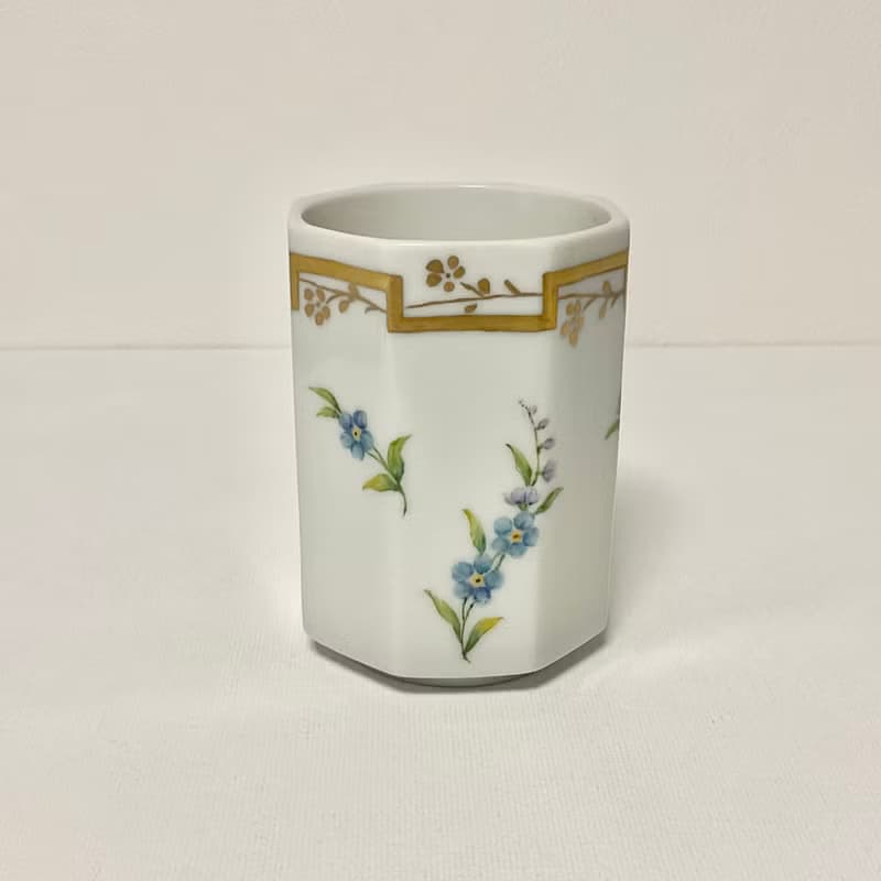 手描きの忘れな草の、八角白磁の湯呑み