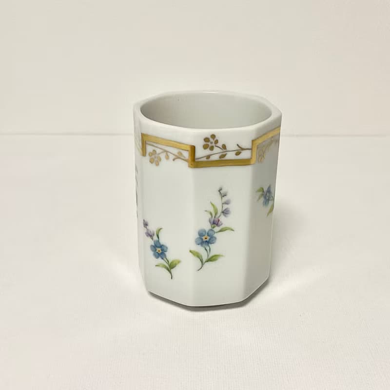 手描きの忘れな草の、八角白磁の湯呑み