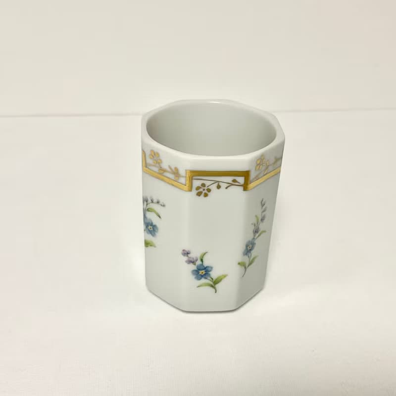 手描きの忘れな草の、八角白磁の湯呑み