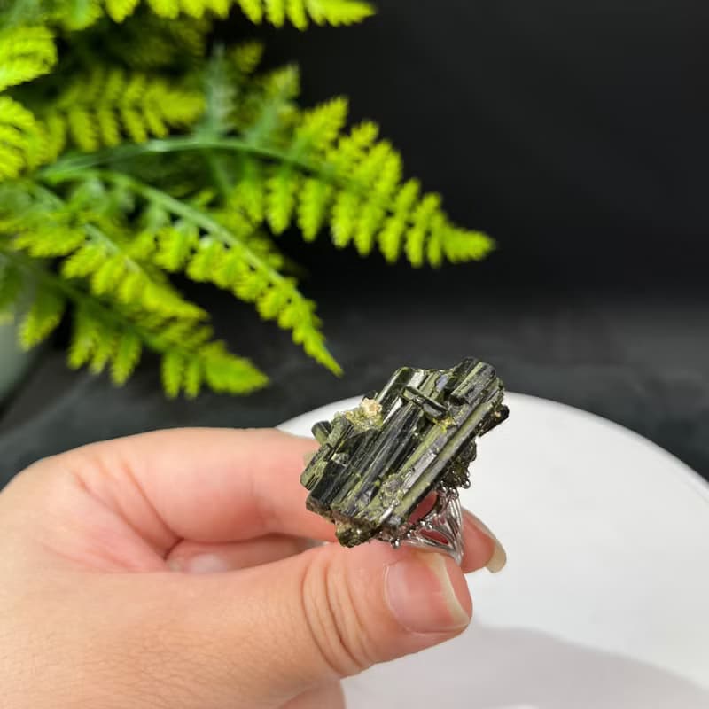 綠色碧璽活口戒指 隨形原石標本礦物手工指環 S925銀 生機繁榮