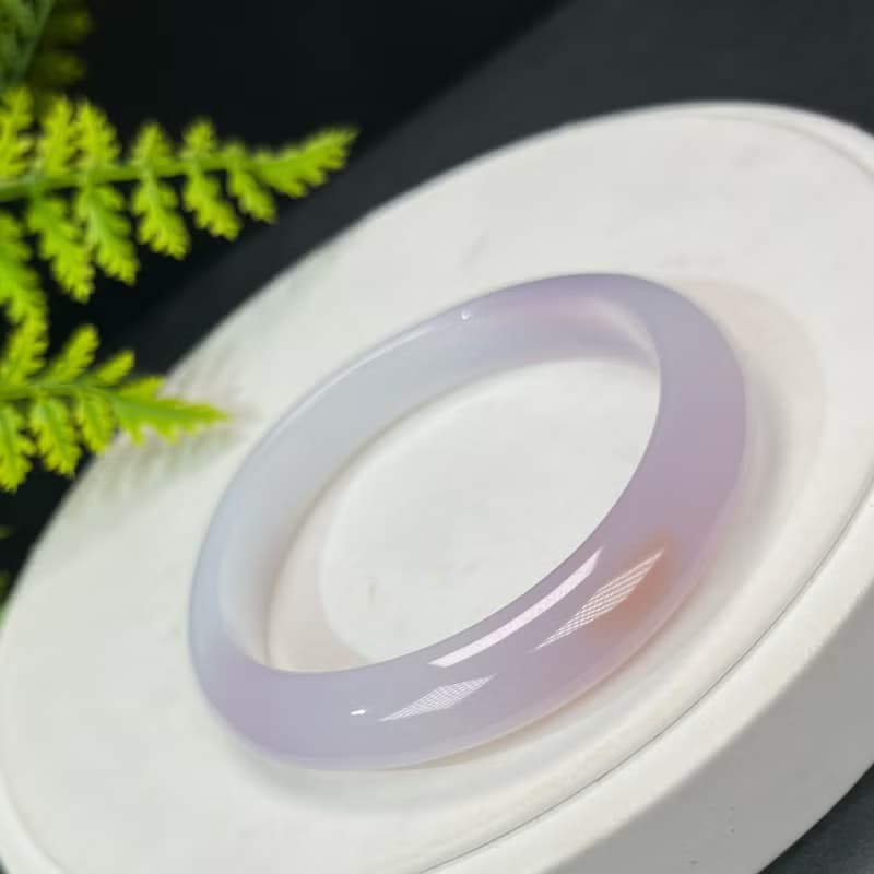 精品 漸變紫白瑪瑙手镯 58+MM 冰潤起剛 扭扭波浪 飄一抹天眼紅
