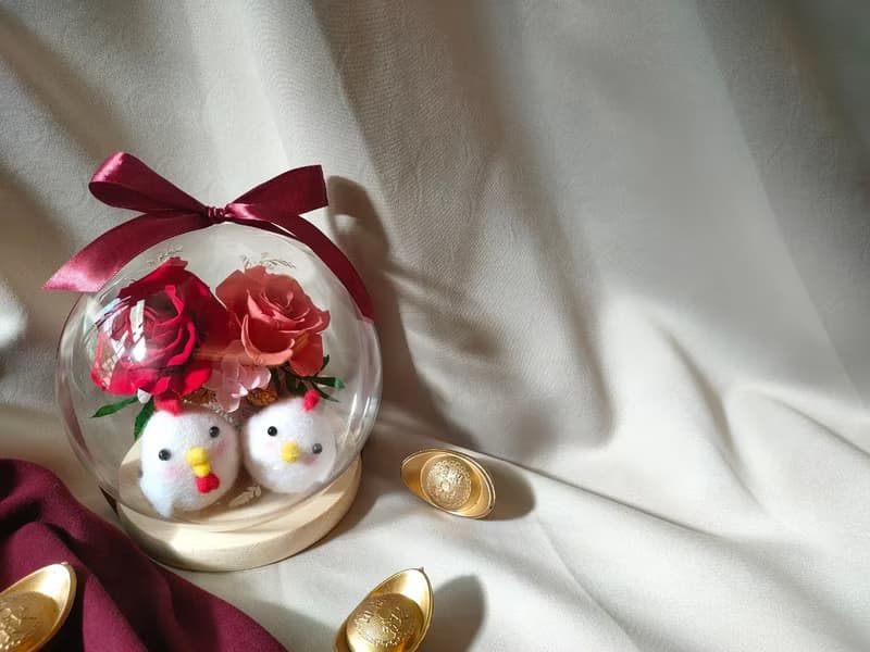 SheerWhisper絮語藏花_手工羊毛氈日本永生花玻璃球帶路雞/起家雞