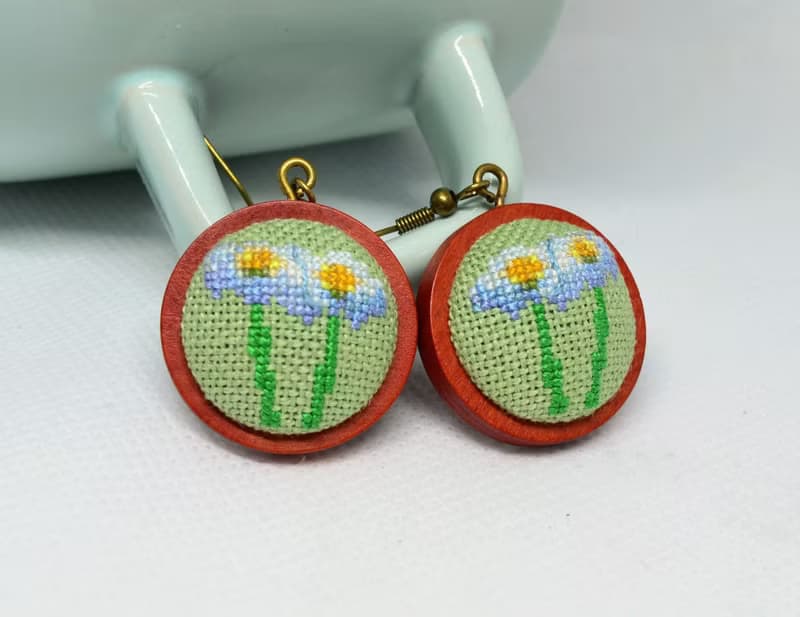 洋甘菊刺繡女式耳環十字繡花飾品白綠色手工禮物