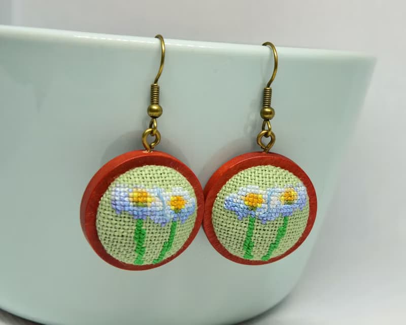 洋甘菊刺繡女式耳環十字繡花飾品白綠色手工禮物