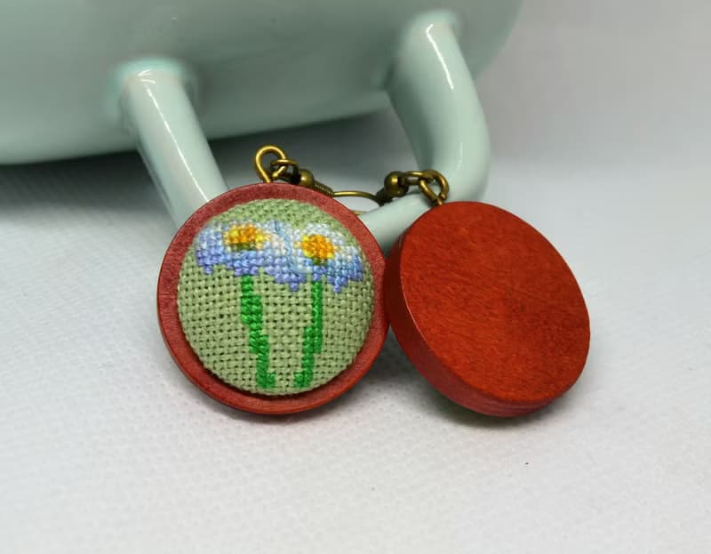 洋甘菊刺繡女式耳環十字繡花飾品白綠色手工禮物