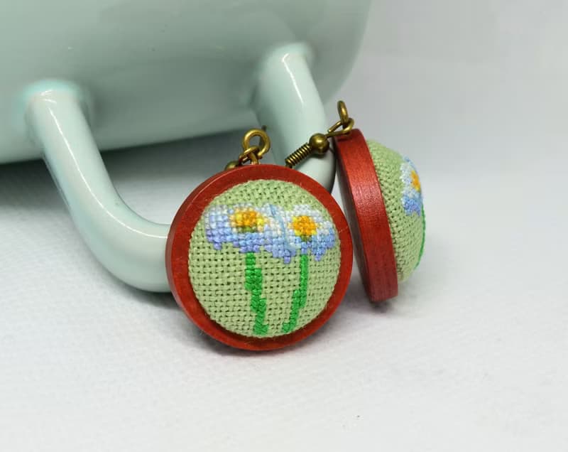 洋甘菊刺繡女式耳環十字繡花飾品白綠色手工禮物