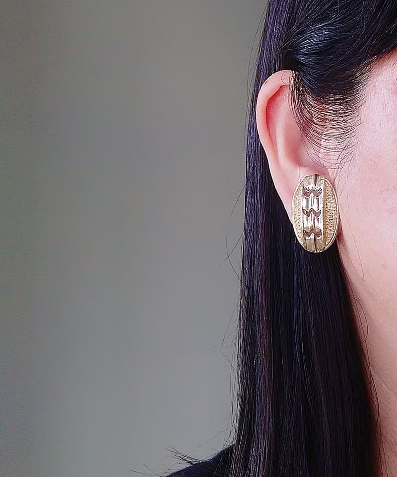 vintage jewelry  Sarah cov 金色鏤空紋理橢圓形 夾式耳環