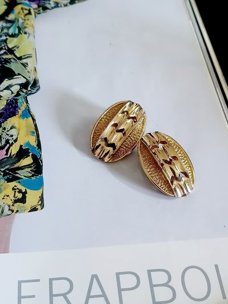 vintage jewelry  Sarah cov 金色鏤空紋理橢圓形 夾式耳環