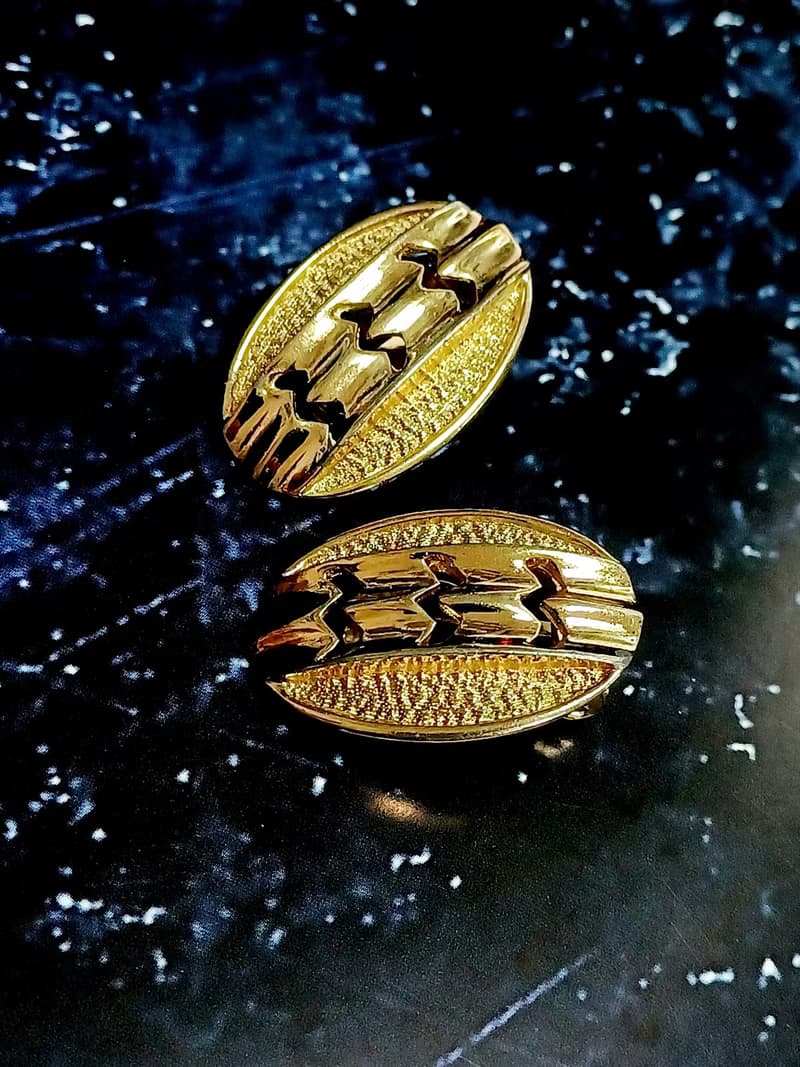 vintage jewelry  Sarah cov 金色鏤空紋理橢圓形 夾式耳環