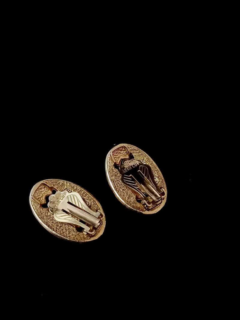 vintage jewelry  Sarah cov 金色鏤空紋理橢圓形 夾式耳環