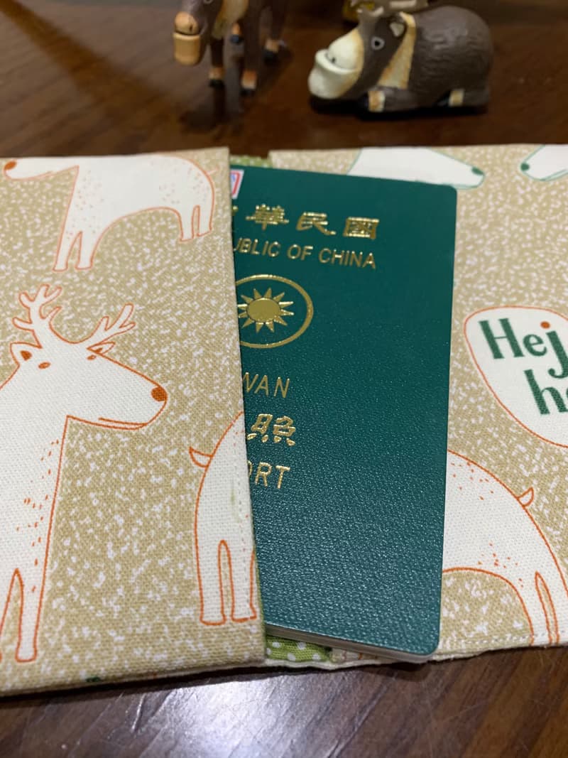 文青風實用保護套 吸睛麋鹿 卡其白 存褶套 面紙 護照套 禮物