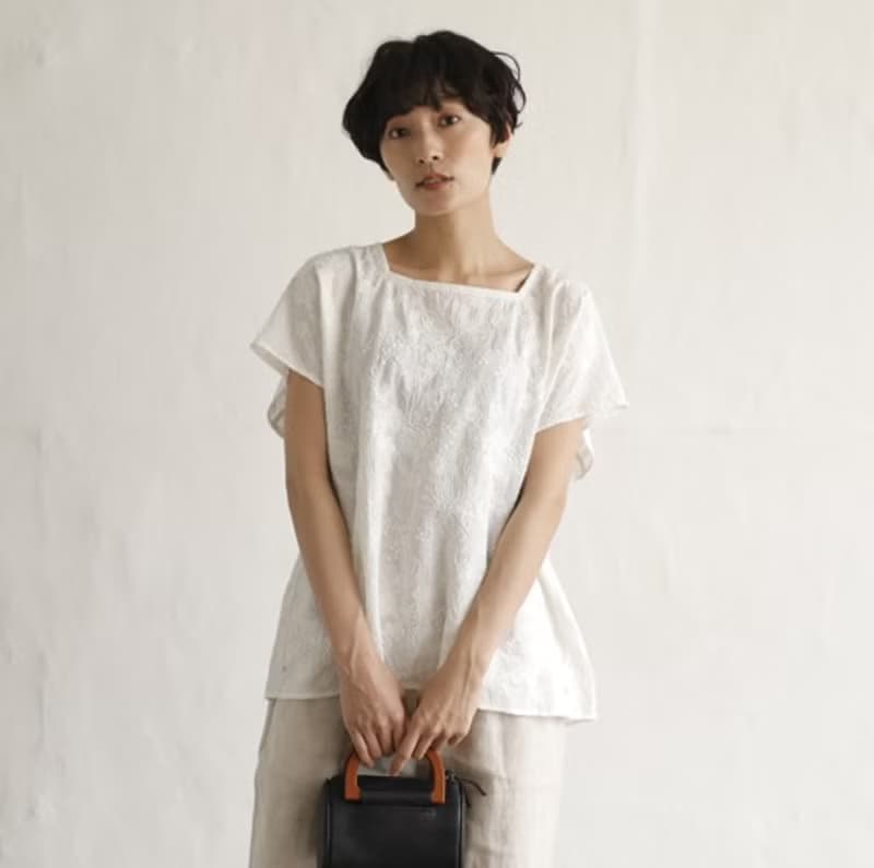 大人の夏服　立体的な刺繍ブラウス　フレンチスリーブ　コットンブラウス220602-1