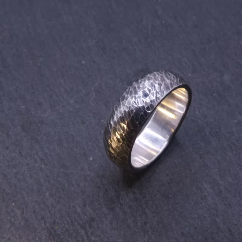 麟(黑) 純銀鍛敲戒指 - 寬版圓弧面(寬約6mm/厚約2mm)