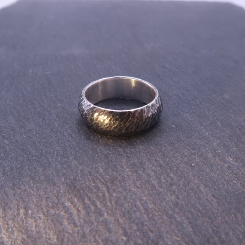 麟(黑) 純銀鍛敲戒指 - 寬版圓弧面(寬約6mm/厚約2mm)