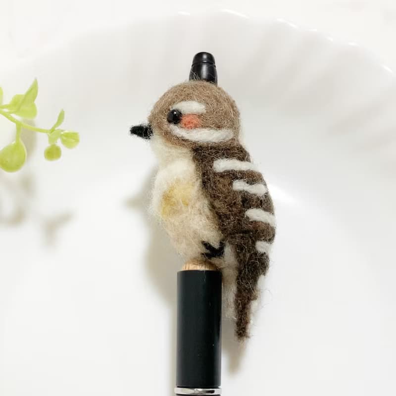 日本の野鳥 コゲラ好きさんのための存在感たっぷり 羊毛フェルト オリジナルマスコット 推しカスタムボールペン ギフト プレゼント 文房具 筆記用具 グッズ