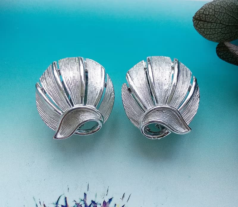 Vintage Jewelry 西洋古董飾品 LISNER 銀色調 對稱優雅 夾式耳環