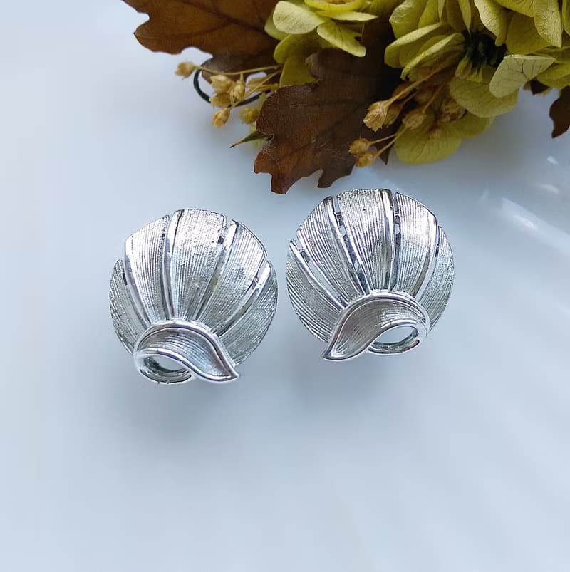 Vintage Jewelry 西洋古董飾品 LISNER 銀色調 對稱優雅 夾式耳環