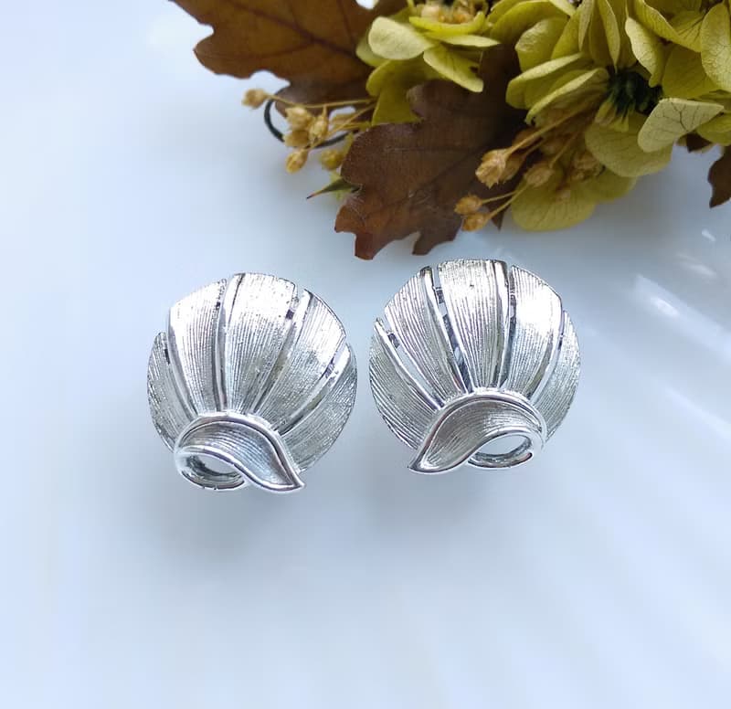 Vintage Jewelry 西洋古董飾品 LISNER 銀色調 對稱優雅 夾式耳環
