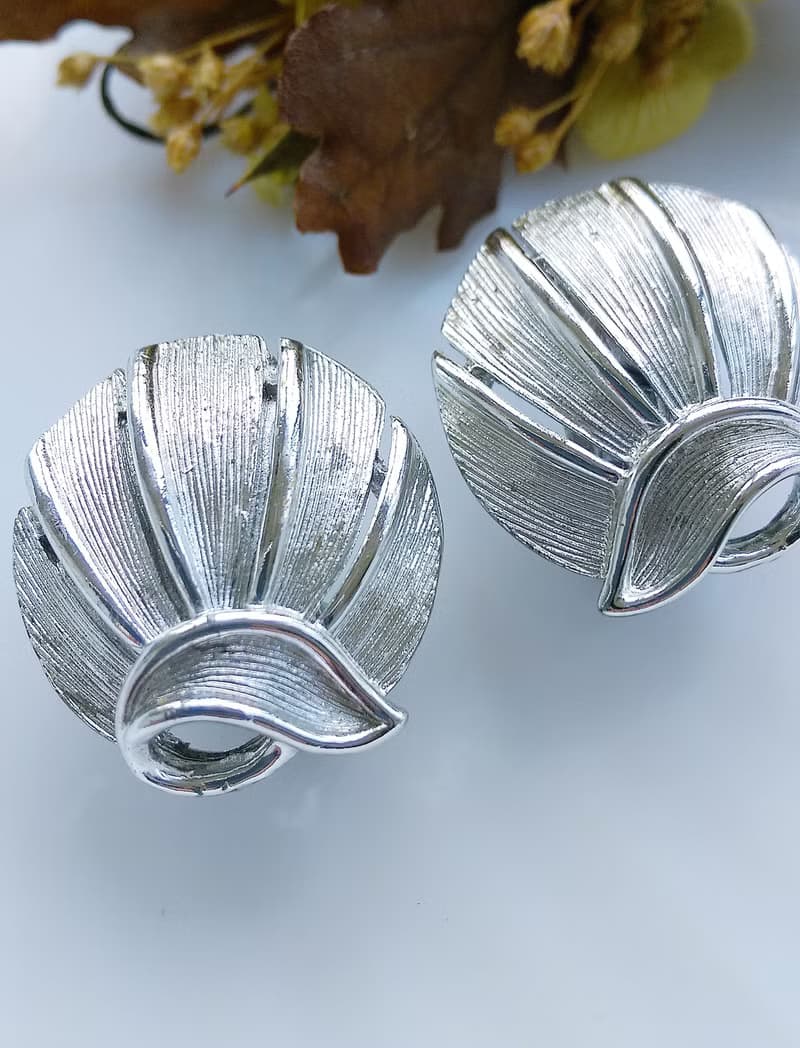 Vintage Jewelry 西洋古董飾品 LISNER 銀色調 對稱優雅 夾式耳環