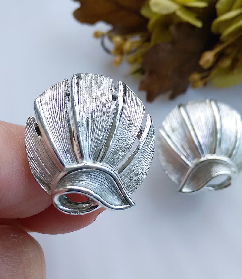 Vintage Jewelry 西洋古董飾品 LISNER 銀色調 對稱優雅 夾式耳環