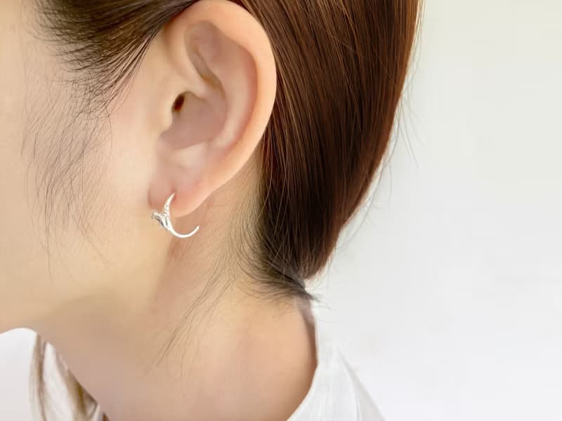 小さなカエルのフープピアス