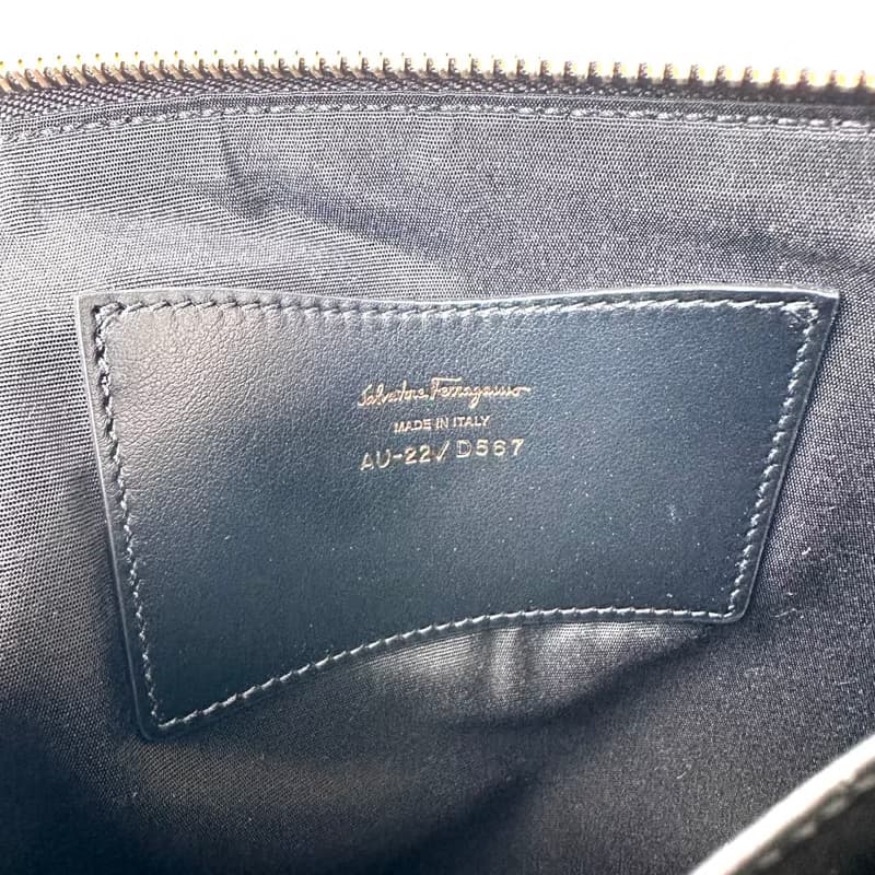 Ferragamo黑色真皮Gancini馬銜鉚釘手拿包D64