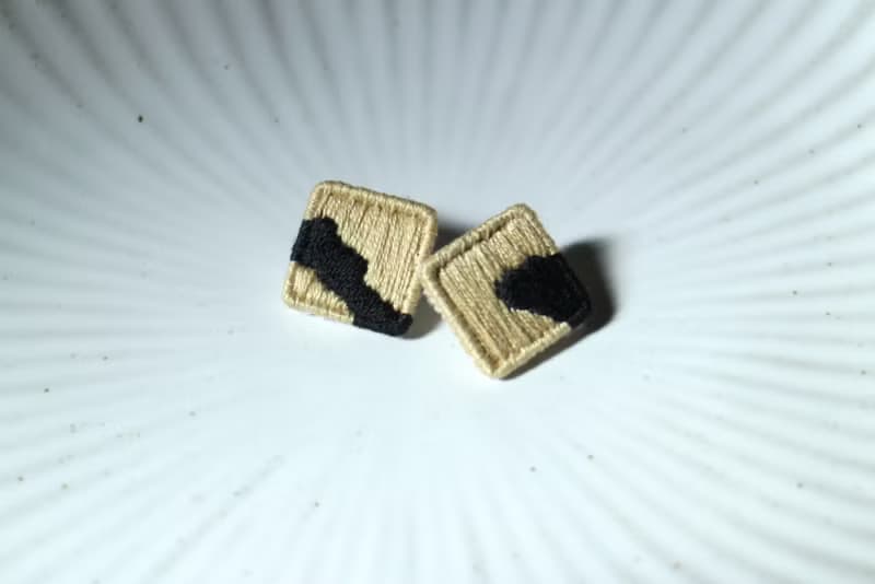 刺繡方形耳環 / 斑01 / 耳針款