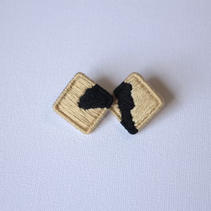 刺繡方形耳環 / 斑01 / 耳針款