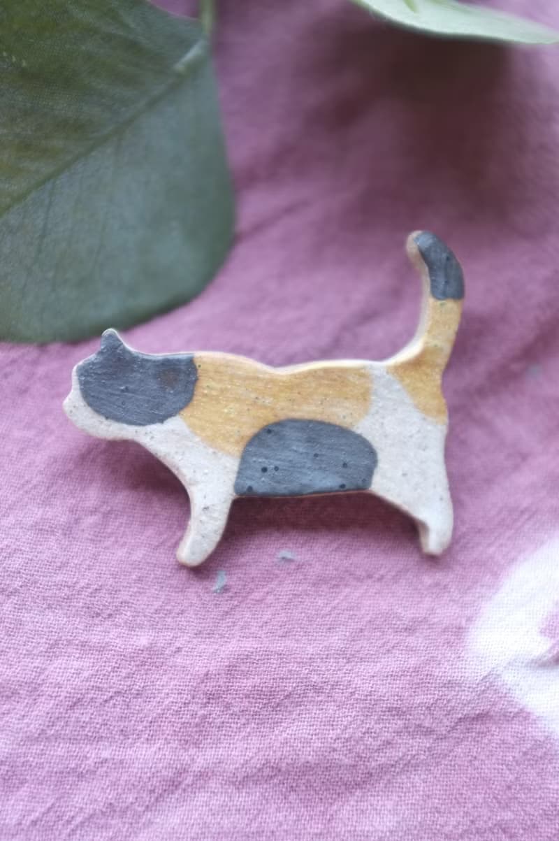 lucky cat  Three color  / ceramic brooch / handmade