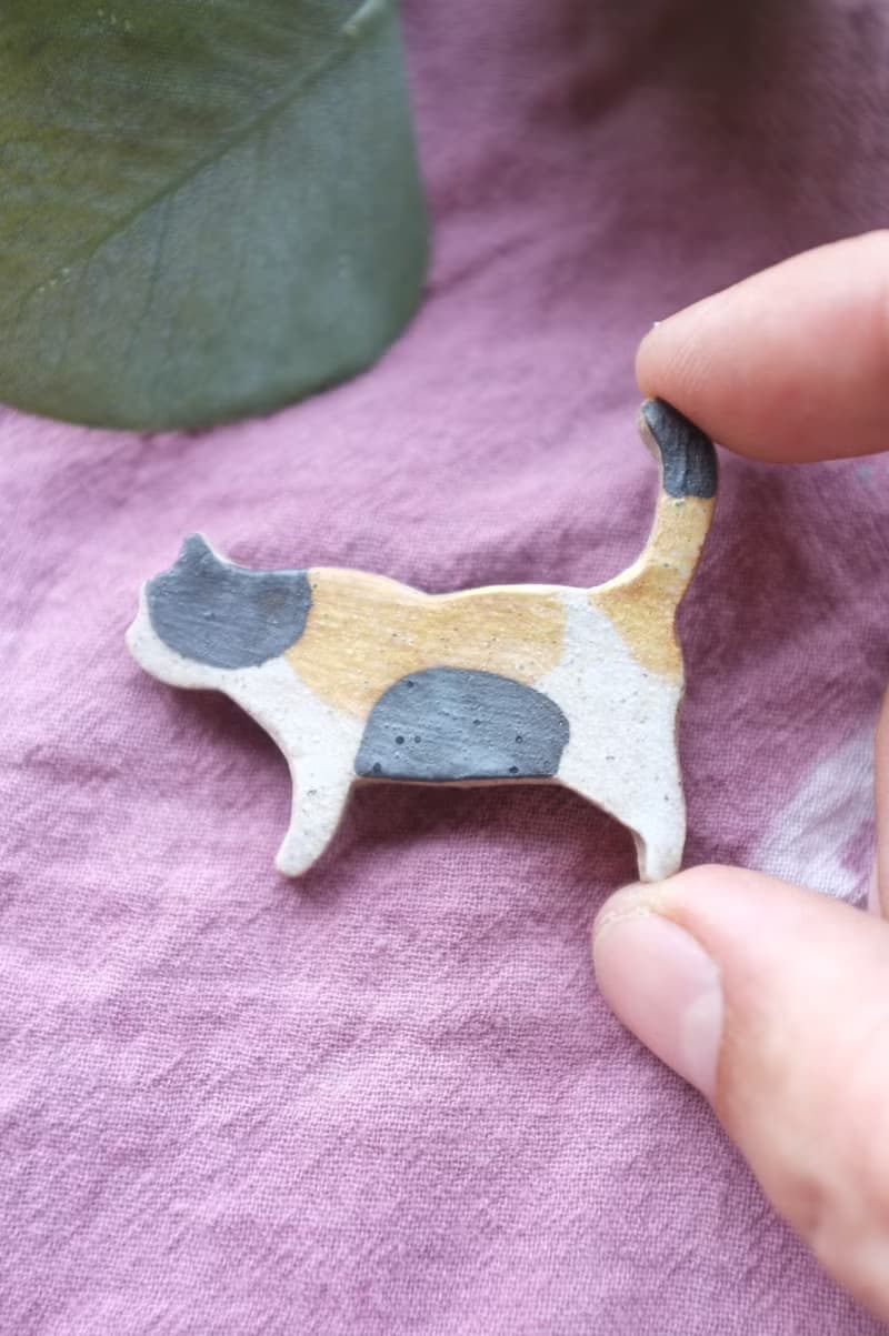 lucky cat  Three color  / ceramic brooch / handmade