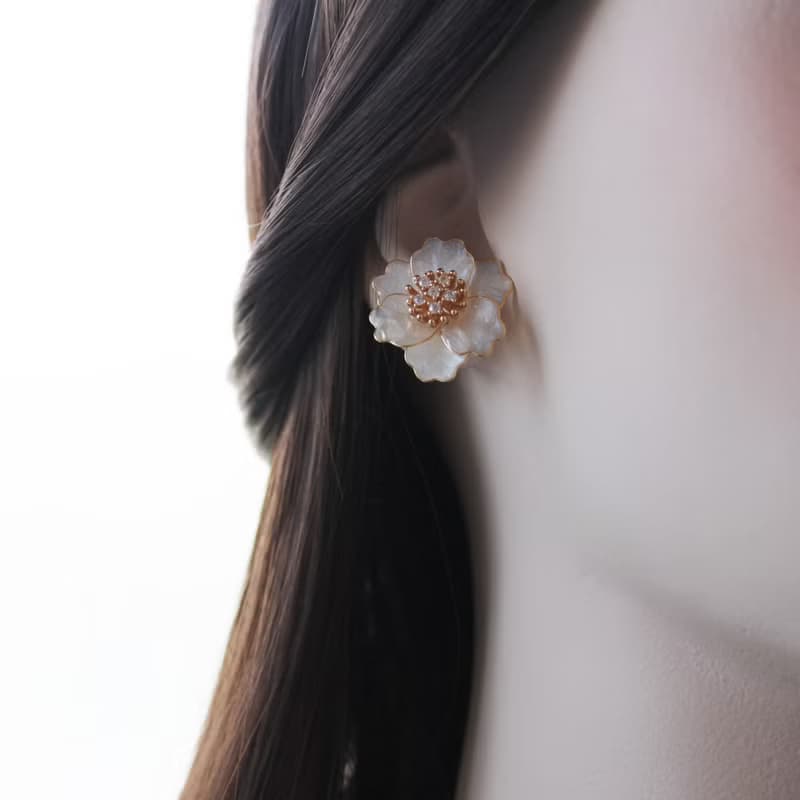 【璀璨山茶花耳環】 白色山茶花 兩種戴法 浪漫水晶花 耳環/耳夾