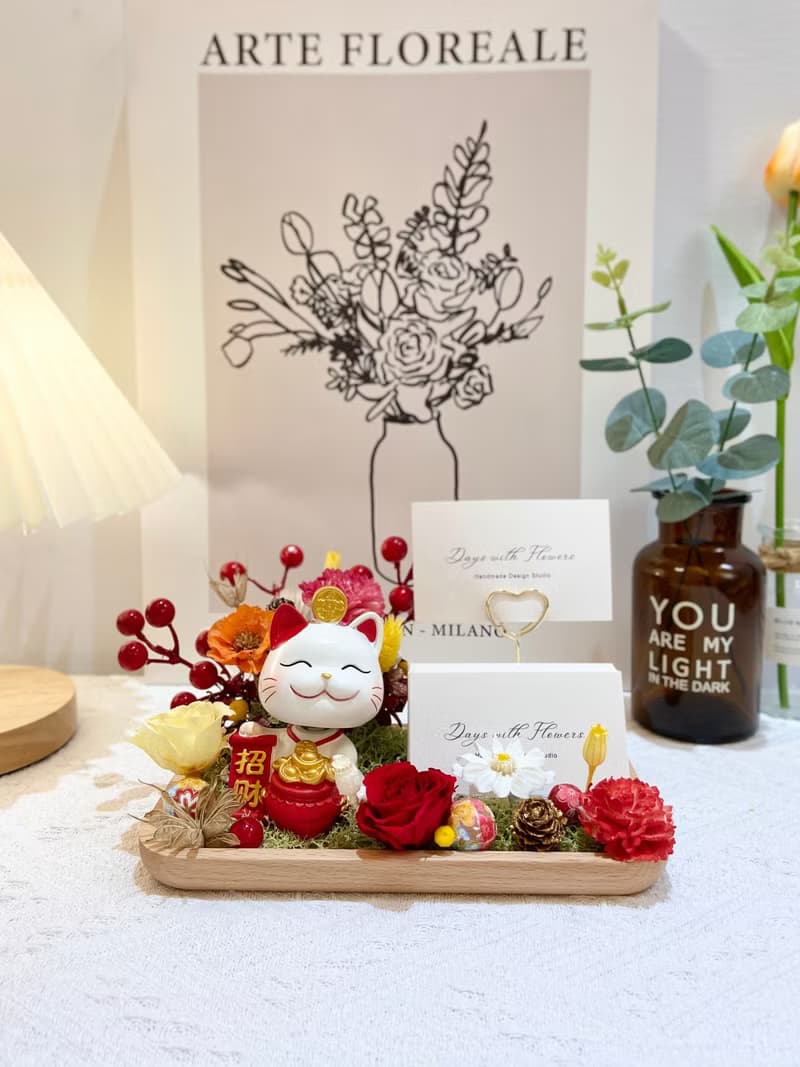 現貨+預購。祝賀送禮。永生花招財貓名片座