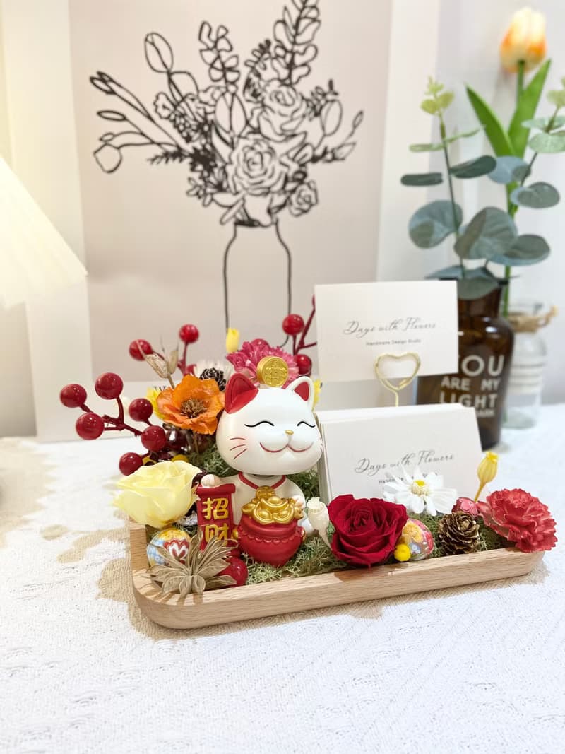 現貨+預購。祝賀送禮。永生花招財貓名片座