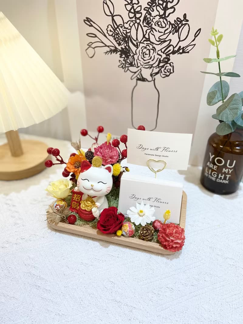 現貨+預購。祝賀送禮。永生花招財貓名片座