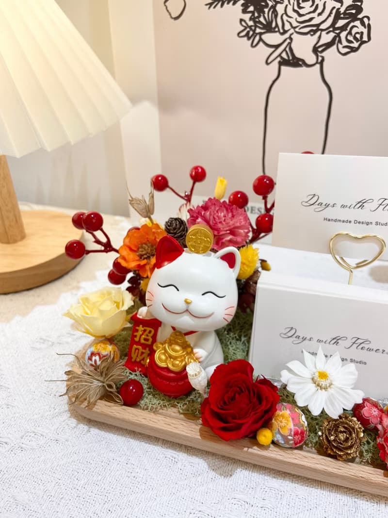 現貨+預購。祝賀送禮。永生花招財貓名片座
