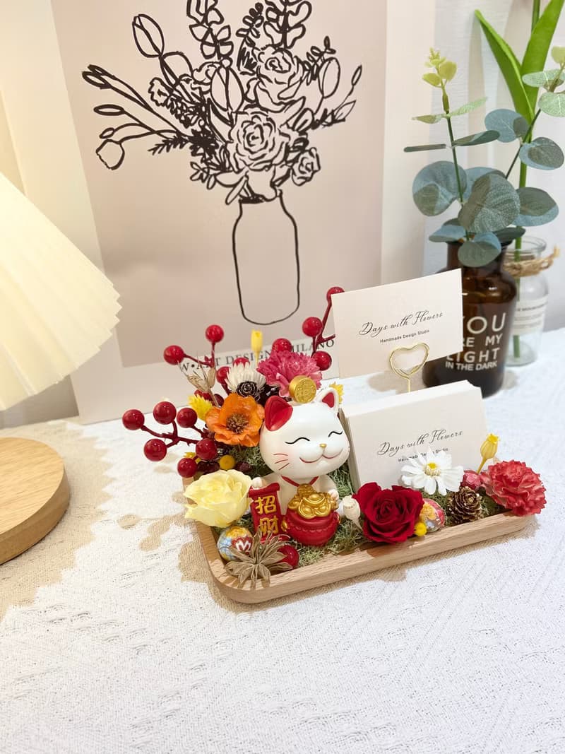 現貨+預購。祝賀送禮。永生花招財貓名片座