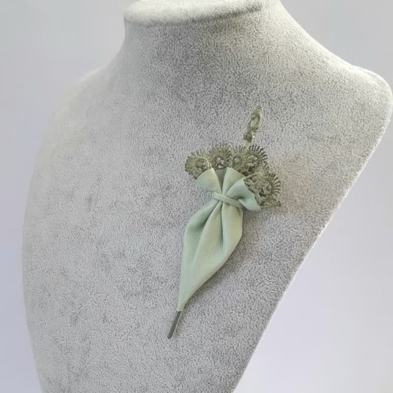 胸針 Green leather brooch for her Leather women's jewelry