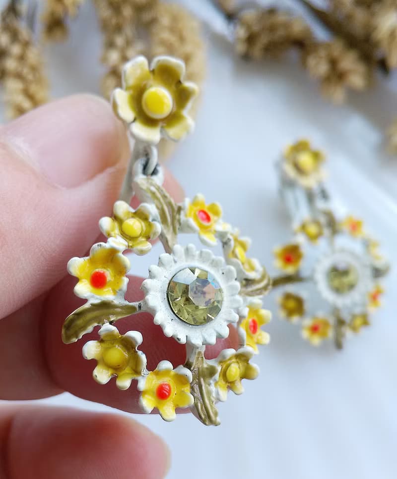 Vintage Jewelry 西洋古董飾品 垂墜 漾黃 琺瑯小花 夾式耳環