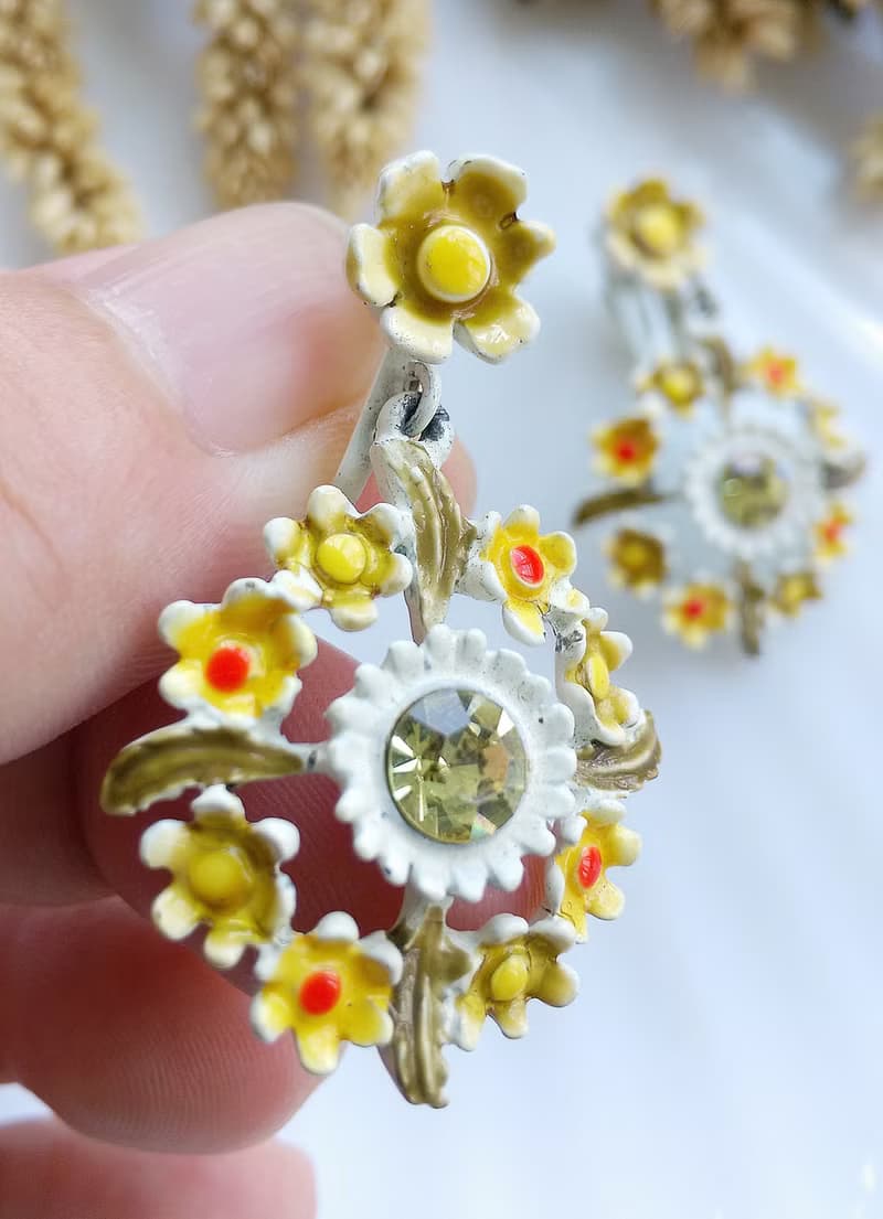 Vintage Jewelry 西洋古董飾品 垂墜 漾黃 琺瑯小花 夾式耳環