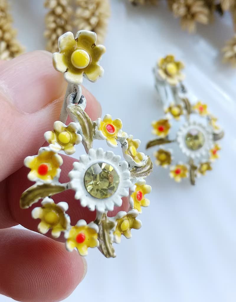Vintage Jewelry 西洋古董飾品 垂墜 漾黃 琺瑯小花 夾式耳環