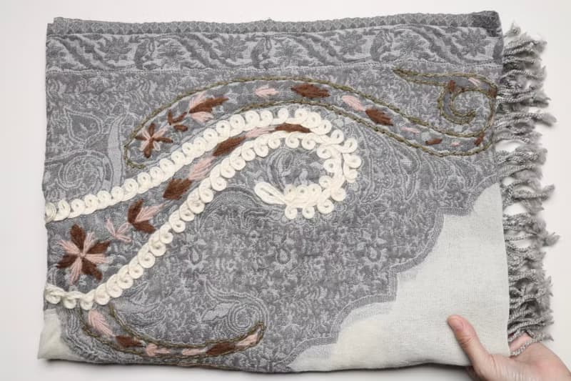 【情人節禮物】喀什米爾水煮羊毛手工刺繡圍巾披肩淺灰拼紗快速出