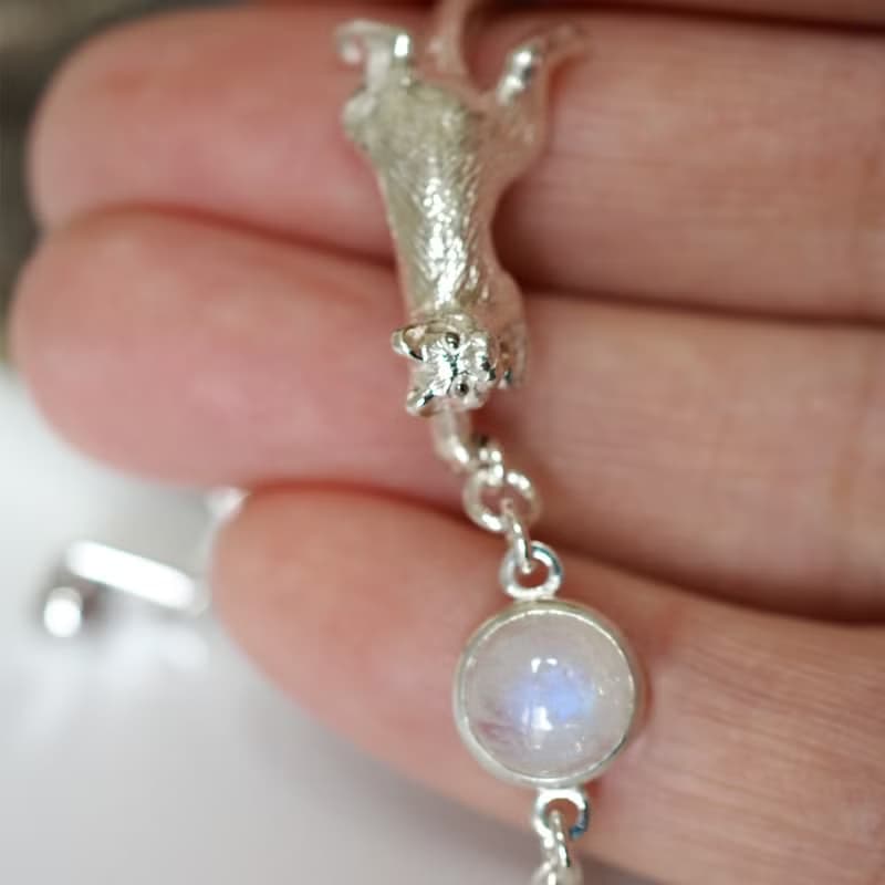 おしゃべり白猫ブレスレット レインボームーンストーン