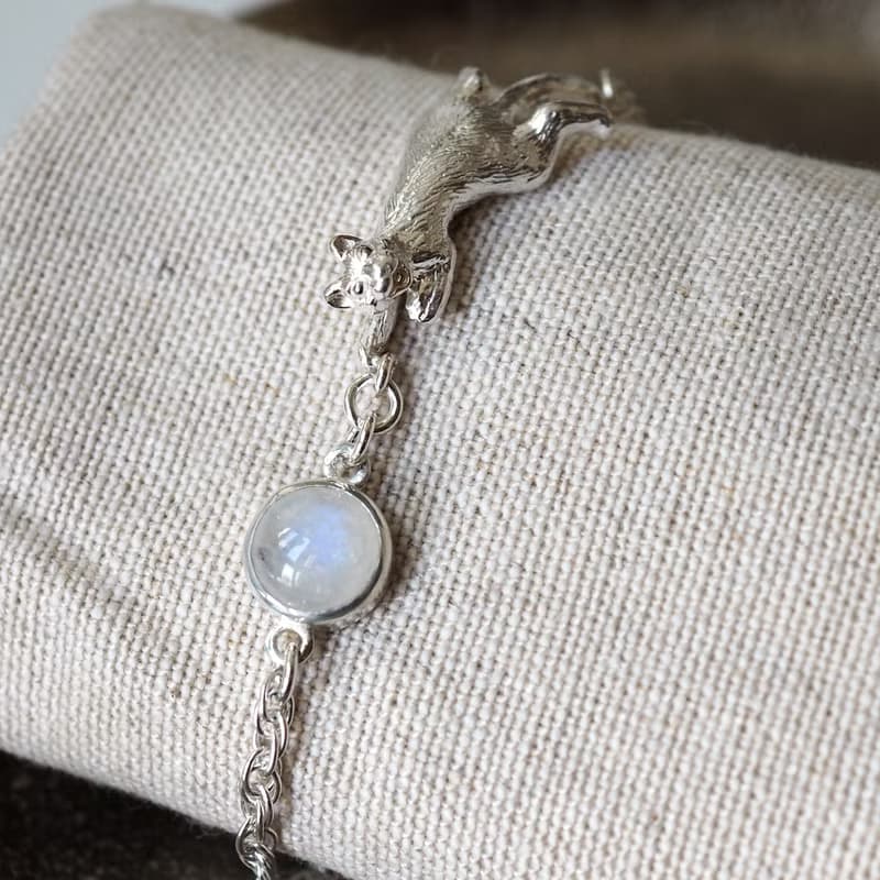 おしゃべり白猫ブレスレット レインボームーンストーン