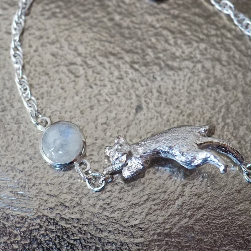 おしゃべり白猫ブレスレット レインボームーンストーン