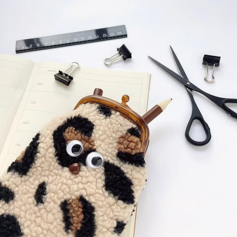 抱豹毛毛怪 / 塑膠口金 / 零錢包 / 筆袋 / 掛飾鑰匙圈